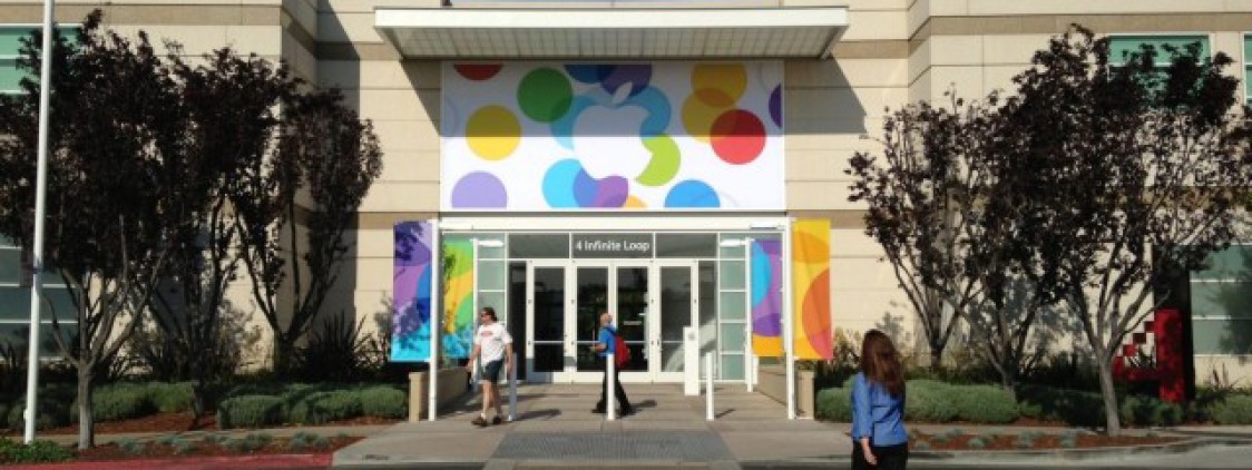 Apple appende degli striscioni colorati fuori dal Municipio