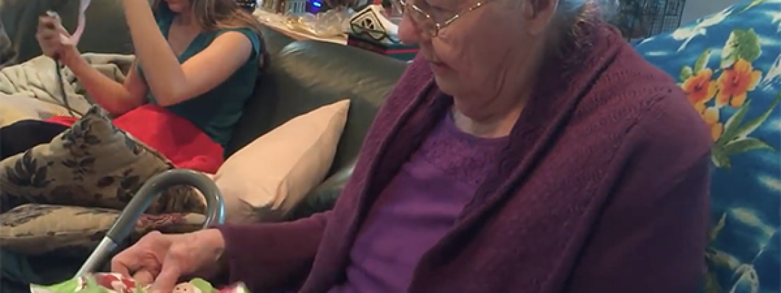 Uno Scherzo Alla Nonna: Come Spacciare Un Telefono Di Cioccolato Per Un iPhone [Video]